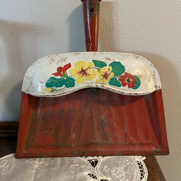 Vintage Red Metal Dustpan with Floral Design - Picture 1 of 5